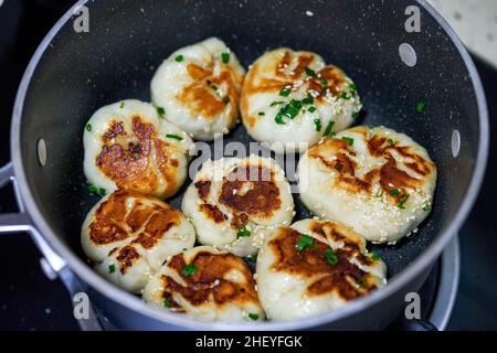 Une assiette de petits pains au porc frais et dorés Banque D'Images