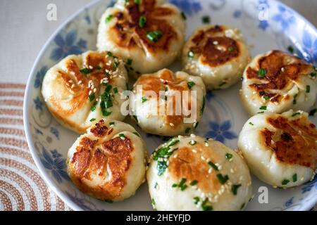 Une assiette de petits pains au porc frais et dorés Banque D'Images