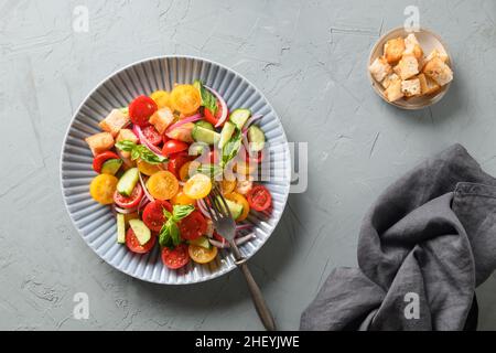 Salade italienne panzanella avec tomates, fromage et croûtons croustillants.Cuisine italienne.Salade de panzanella végétarienne saine.Vue de dessus. Banque D'Images