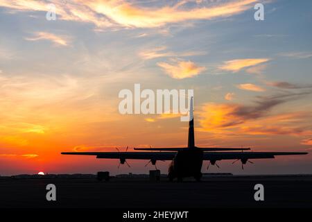 Ali Al Salem, Koweït.14th novembre 2021.Un Super Hercules C-130J de la Force aérienne des États-Unis affecté à l'escadron de transport aérien expéditionnaire 61st est montré sur la ligne aérienne à la base aérienne Ali Al Salem, au Koweït, le 14 novembre 2021.L'ASAB est connu sous le nom de Theatre Gateway du Commandement central des États-Unis et est capable de répondre aux imprévus par des opérations de transport aérien tactique.(Photo de Nathan Lowe) Credit: US Air Force/ZUMA Press Wire Service/ZUMAPRESS.com/Alamy Live News Banque D'Images