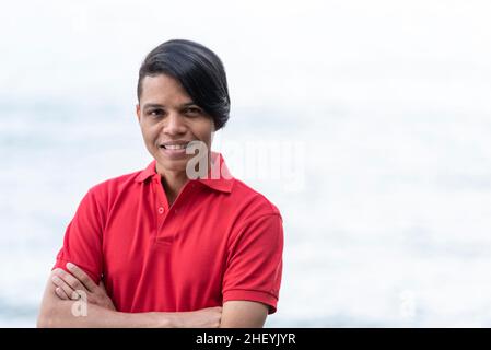 Gros plan d'un beau jeune latino-américain souriant sur fond blanc Banque D'Images