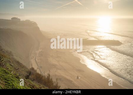 Belle plage du sud couverte de brise marine à Ericeira, au nord de Lisbonne, Portugal Banque D'Images