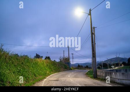 Ancienne route rurale illuminée dans la soirée nuageux, Torres Vedras, Portugal Banque D'Images