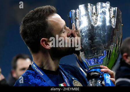 Milan, Italie.13th janvier 2022.Stefan de Vrij du FC Internazionale fête avec le trophée à la fin de la finale de la super coupe italienne entre le FC Internazionale et le Juventus FC au stade San Siro à Milano (Italie), le 12th janvier 2022.Photo Andrea Staccioli/Insidefoto crédit: Insidefoto srl/Alamy Live News Banque D'Images