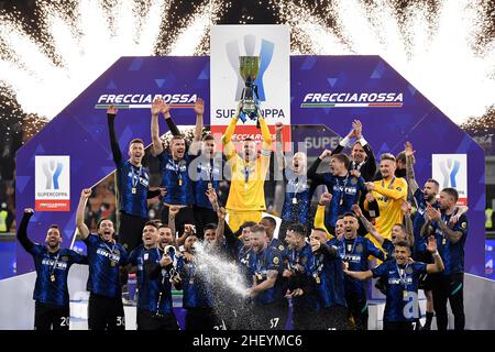 Milan, Italie.12th janvier 2022.Samir Handanovic du FC Internazionale (c) a remporté le trophée lorsqu'il célèbre avec ses coéquipiers à la fin de la finale de la super coupe italienne entre le FC Internazionale et le FC Juventus au stade San Siro de Milan (Italie), le 12th janvier 2022.Photo Andrea Staccioli/Insidefoto crédit: Insidefoto srl/Alamy Live News Banque D'Images