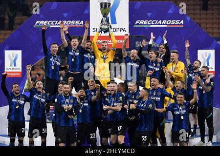 Milan, Italie.12th janvier 2022.Samir Handanovic du FC Internazionale (c) a remporté le trophée lorsqu'il célèbre avec ses coéquipiers à la fin de la finale de la super coupe italienne entre le FC Internazionale et le FC Juventus au stade San Siro de Milan (Italie), le 12th janvier 2022.Photo Andrea Staccioli/Insidefoto crédit: Insidefoto srl/Alamy Live News Banque D'Images