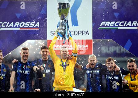 Milan, Italie.12th janvier 2022.Samir Handanovic du FC Internazionale (c) a remporté le trophée lorsqu'il célèbre avec ses coéquipiers Edin Dzeko, Andrea Ranocchia, Federico DiMarco, Nicolo Barella et Ionut Radu à la fin de la finale de la super coupe italienne entre le FC Internazionale et le FC Juventus au stade San Siro de Milan (Italie),12th janvier 2022.Photo Andrea Staccioli/Insidefoto crédit: Insidefoto srl/Alamy Live News Banque D'Images