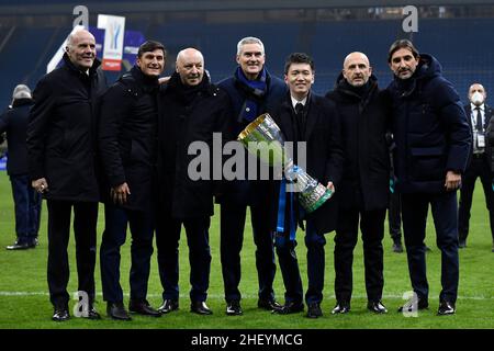 Milan, Italie.13th janvier 2022.Direction du FC Internazionale, Javier Zanetti Vice President (2l), Giuseppe Marotta (3L), Alessandro Antonello CEO (c), Steven Zhang Président (3R),Piero Ausilio Sport Director (2R) pose avec le trophée à la fin de la finale de la super coupe italienne entre le FC Internazionale et le FC Juventus au stade San Siro à Milano (Italie), le 12th janvier 2022.Photo Andrea Staccioli/Insidefoto crédit: Insidefoto srl/Alamy Live News Banque D'Images