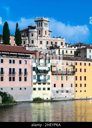 rivière brenta avec le village romantique Basano del Grappa Banque D'Images