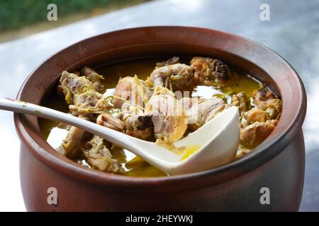 Curry de légumes curry de poulet sur un bassin ou un poêle en argile. Banque D'Images
