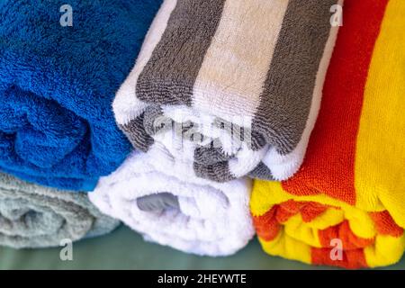Pile de serviettes colorées roulées. Banque D'Images