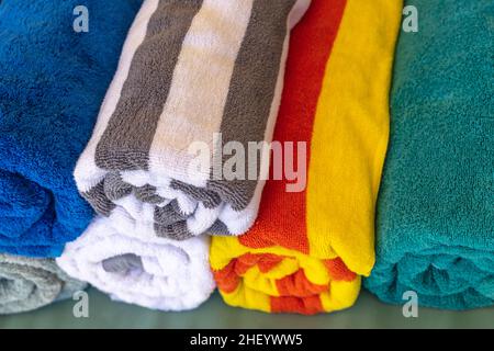 Pile de serviettes colorées roulées. Banque D'Images