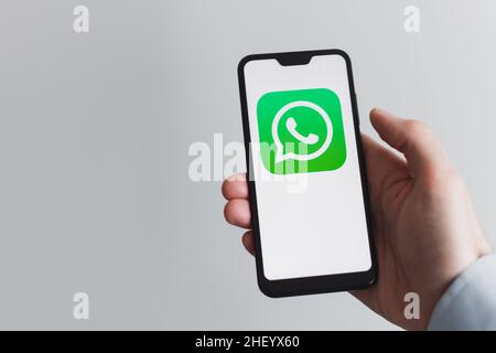 Minsk, Bélarus - 13 janvier 2022 : application whatsapp sur l'écran du smartphone Banque D'Images