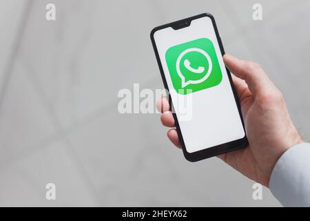 Minsk, Bélarus - 13 janvier 2022 : application whatsapp sur l'écran du smartphone Banque D'Images