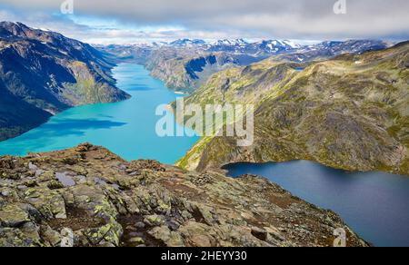 Vue sur les eaux turquoise du lac Gjende et du lac supérieur Bessvatnet sur la promenade de Besseggen Ridge dans le parc national de Jotunheimen Norvège Banque D'Images