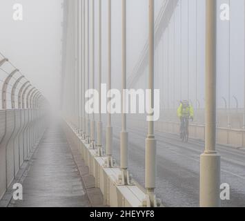 Pédalez sur le pont suspendu de Clifton à Bristol, au Royaume-Uni, dans un brouillard matinal Banque D'Images