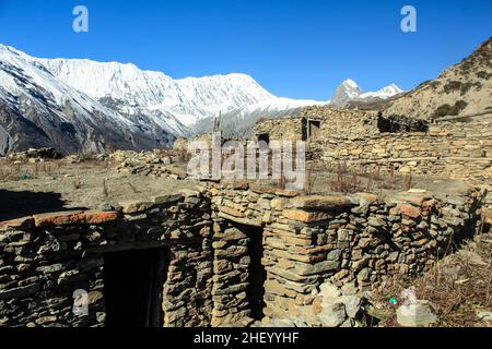 Village népalais dans les montagnes de l'Himalaya.Manaslu curciut trek, Népal Banque D'Images