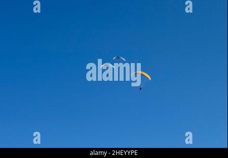 Parapente dans le ciel à Pokhara, au Népal Banque D'Images