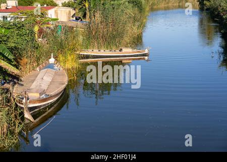 EL PALMAR, ESPAGNE - 24 JUIN 2021 : navires de pêche traditionnels port d'el Palmar dans le parc naturel d'Albufera à Valence.Espagne. Banque D'Images