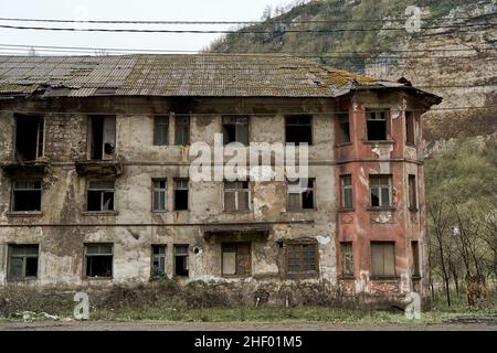 Bâtiments abandonnés en ruines dans une ville résidentielle.Une ville en train de mourir.Atmosphère effrayante. Banque D'Images