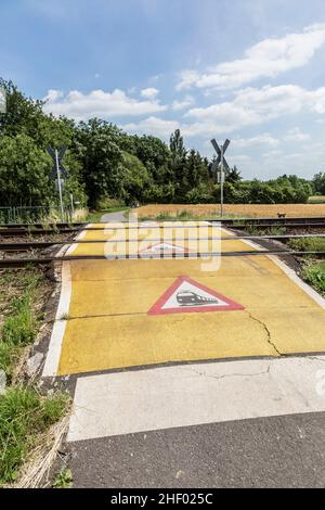 panneau d'avertissement de train à un passage à niveau pour piétons Banque D'Images