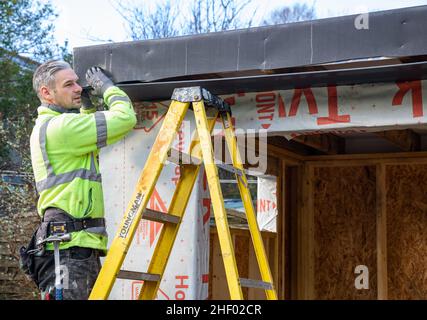 Truro,Cornwall,UK,13th janvier 2022,constructeurs en travaux construisant un Garden Lodge à Truro, Cornwall par une journée froide mais ensoleillée.Le Lodge peut être utilisé comme une chambre supplémentaire par exemple un bureau ou un salon de soleil etc.Credit:Keith Larby/Alamy Live News Banque D'Images