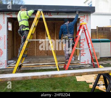 Truro,Cornwall,UK,13th janvier 2022,constructeurs en travaux construisant un Garden Lodge à Truro, Cornwall par une journée froide mais ensoleillée.Le Lodge peut être utilisé comme une chambre supplémentaire par exemple un bureau ou un salon de soleil etc.Credit:Keith Larby/Alamy Live News Banque D'Images