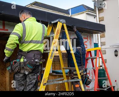 Truro,Cornwall,UK,13th janvier 2022,constructeurs en travaux construisant un Garden Lodge à Truro, Cornwall par une journée froide mais ensoleillée.Le Lodge peut être utilisé comme une chambre supplémentaire par exemple un bureau ou un salon de soleil etc.Credit:Keith Larby/Alamy Live News Banque D'Images