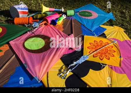 Sankranti kites patang vol à l'extérieur.Cerfs-volants colorés pendant le festival de cerf-volant.Fête du Makar sankranti.Cerfs-volants au sol Banque D'Images