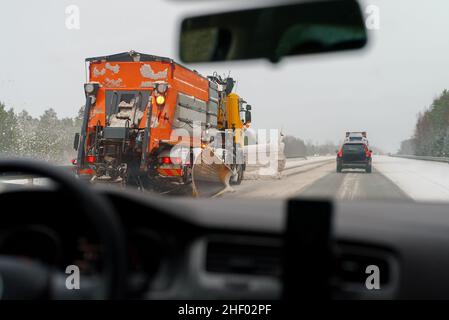 Conditions météorologiques difficiles sur la route.Les chasse-neige se détracent de la chenille. Banque D'Images