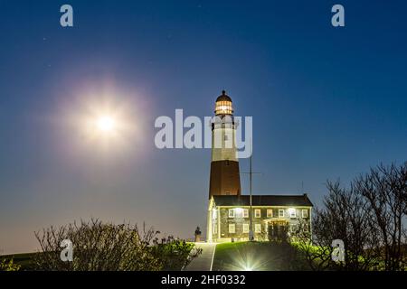 Les vagues de l'océan Atlantique sur la plage de Montauk Point Light, Phare, Long Island, New York, comté de Suffolk Banque D'Images