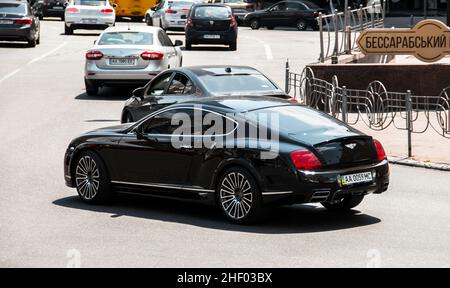 Kiev, Ukraine - 19 juin 2021: Voiture de luxe noir British Bentley Continental GT sur la route Banque D'Images