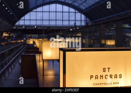 Searcys Champagne bar arcade moderne à l'intérieur de la gare de St Pancras à Londres. Banque D'Images