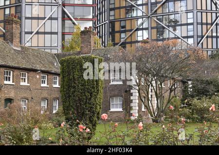 La classe II a classé les Almshres de Hopton avec jardin de cour et le développement résidentiel moderne de Neo Bankside à Southwark Londres. Banque D'Images