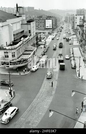 Vue aérienne de Broadway en regardant vers le nord depuis 181st St. rempli de voitures et de piétons.Août 1952.Marilyn Monroe film dans le cinéma au coin de la rue. Banque D'Images