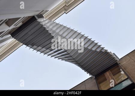 Le pont d'aspiration conçu par les architectes WilkinsonEyre, passerelle en aluminium vitrifiée entre les bâtiments de Covent Garden Londres Royaume-Uni. Banque D'Images