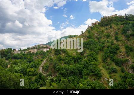 Paysage de montagne le long de la route de Gole del Sagittario, célèbre canyon des Abruzzes, Italie, province de L Aquila.Vue sur Villalago, vieux village Banque D'Images