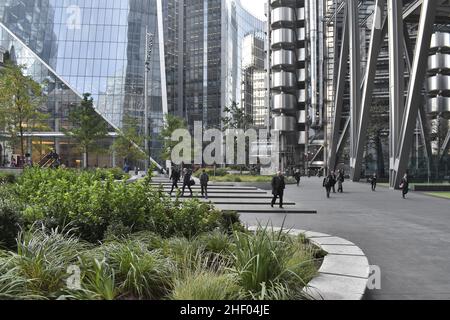 Immeubles de bureaux modernes et passerelle avec usines, City of London, Royaume-Uni. Banque D'Images