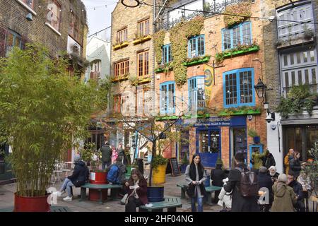 People at Neal's Yard - cour avec boutiques et restaurants à Covent Garden, Londres, Royaume-Uni. Banque D'Images