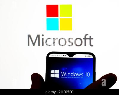 Ukraine.13th janvier 2022.Dans cette illustration, le logo Microsoft Windows 10 s'affiche sur l'écran d'un smartphone et le logo Microsoft en arrière-plan.(Credit image: © Igor Golovniov/SOPA Images via ZUMA Press Wire) Banque D'Images