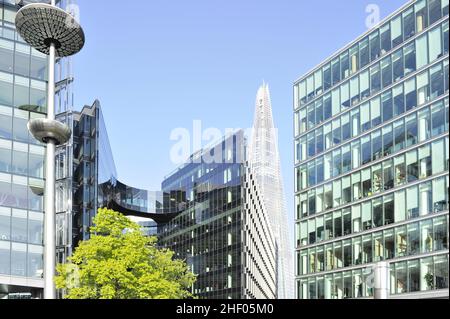 Immeubles de bureaux modernes de More London place avec Shard of Glass en arrière-plan, Southwark Londres UK. Banque D'Images