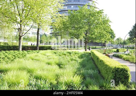 Potters Fields Park au printemps avec plus de London Riverside et City Hall Building, Londres UK. Banque D'Images