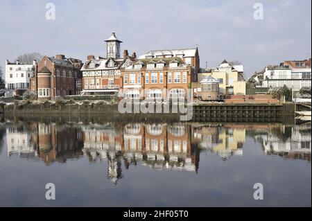 Radnor House Independent School, propriétés reflétant dans la Tamise, Twickenham ouest de Londres Royaume-Uni. Banque D'Images