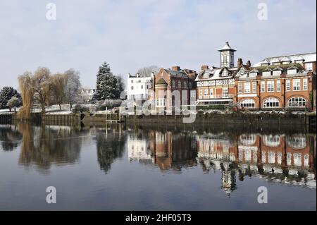 Radnor House Independent School, propriétés reflétant dans la Tamise, Twickenham ouest de Londres Royaume-Uni. Banque D'Images