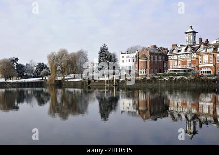 Radnor House Independent School, propriétés reflétant dans la Tamise, Twickenham ouest de Londres Royaume-Uni. Banque D'Images