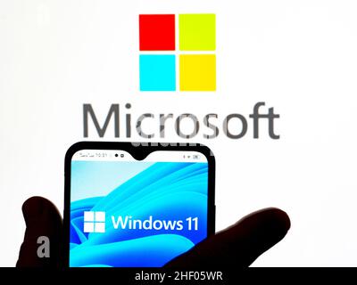 13 janvier 2022, Ukraine : dans cette illustration, le logo Microsoft Windows 11 s'affiche sur l'écran d'un smartphone et le logo Microsoft en arrière-plan.(Credit image: © Igor Golovniov/SOPA Images via ZUMA Press Wire) Banque D'Images