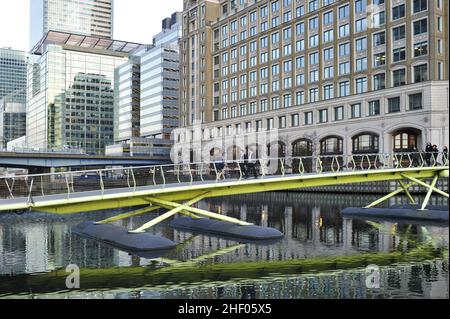 West India Quay Foodbridge - structure de pont flottant et développements modernes dans les Docklands Londres UK. Banque D'Images