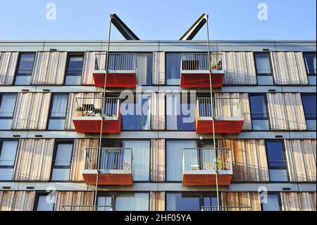 Adelaide Wharf - aménagement résidentiel moderne, façade revêtue de bois avec détail balcons, situé à Hackney, Londres, Royaume-Uni. Banque D'Images