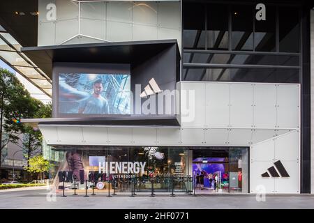 Janvier 2022. Design extérieur du Adidas Brand Centre à Orchard Road, Singapour. Banque D'Images