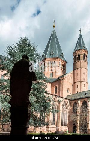 Cathédrale Mainzer Dom à Mayence en Allemagne sous ciel nuageux Banque D'Images